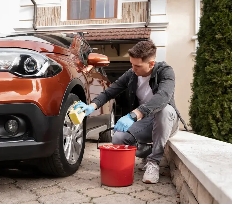 Lavage auto à domicile Saint-Vaize : professionnel intervenant sur un véhicule